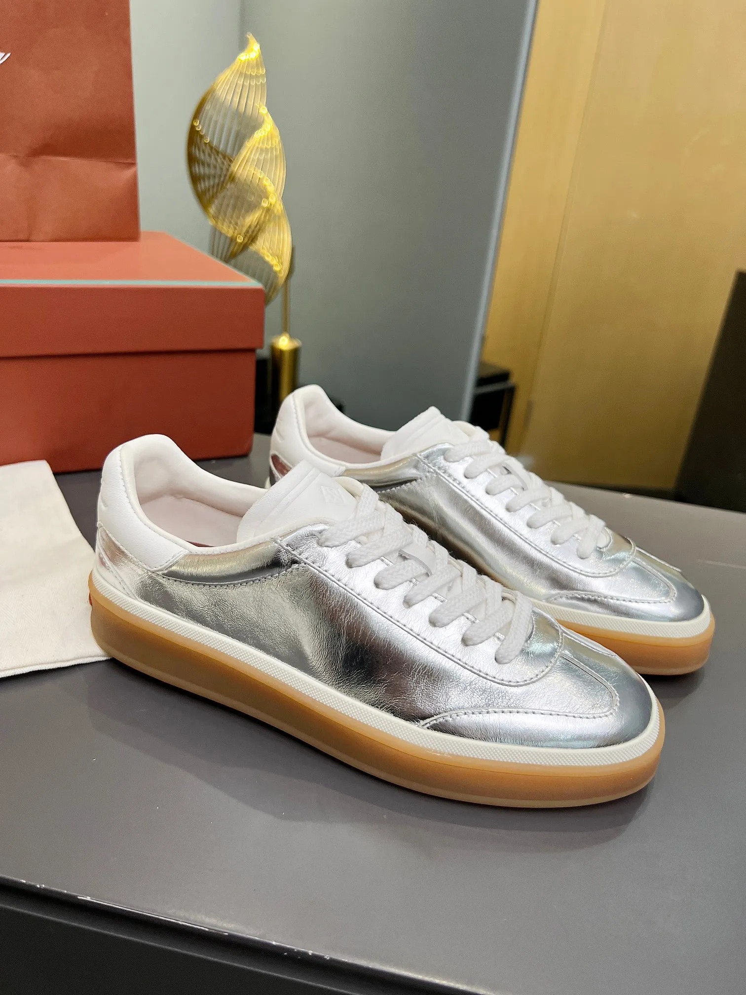 Factory price: 580💰Purchase level, high version🦅⛳️ Italy [Loro men's shoes💰iana] Tennis walk series L men's shoes💰Couple moral training shoes casual sports shoes sneakers🎁🎁 Original purchase development and production This new suede tennis shoe adopts an ultra-low design, suitable for wearing all year round👫👫 The wrapped sole creates an effortlessly attractive color combination that harmoniously blends functionality with understated style, making it the ideal shoe for urban wear. Soft calfskin tongue with Kummel color insert at the heel, embossed L Men's shoes 💰 Logo Cotton lace upper, cowhide suede sole Rubber-lined calfskin ✦ Upper: imported first-layer cowhide ➕ Customized original cowhide ✦ Lining: cowhide lining ➕ Cow leather insole ✦ Sole: Original open-molded T men's shoe 💰R ultra-lightweight outsole ✦Packaging: Original full set of packaging ✦Female size: 35--40, ✦Male size: 39--44, customized 45